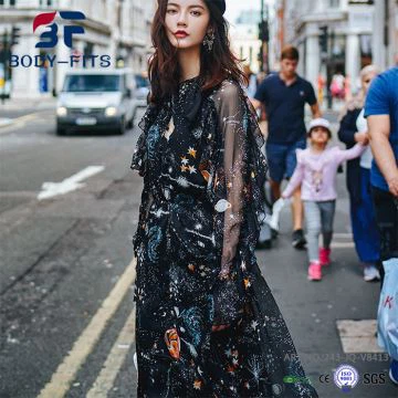 روفل ٹرم اسٹار پرنٹ میش لباس